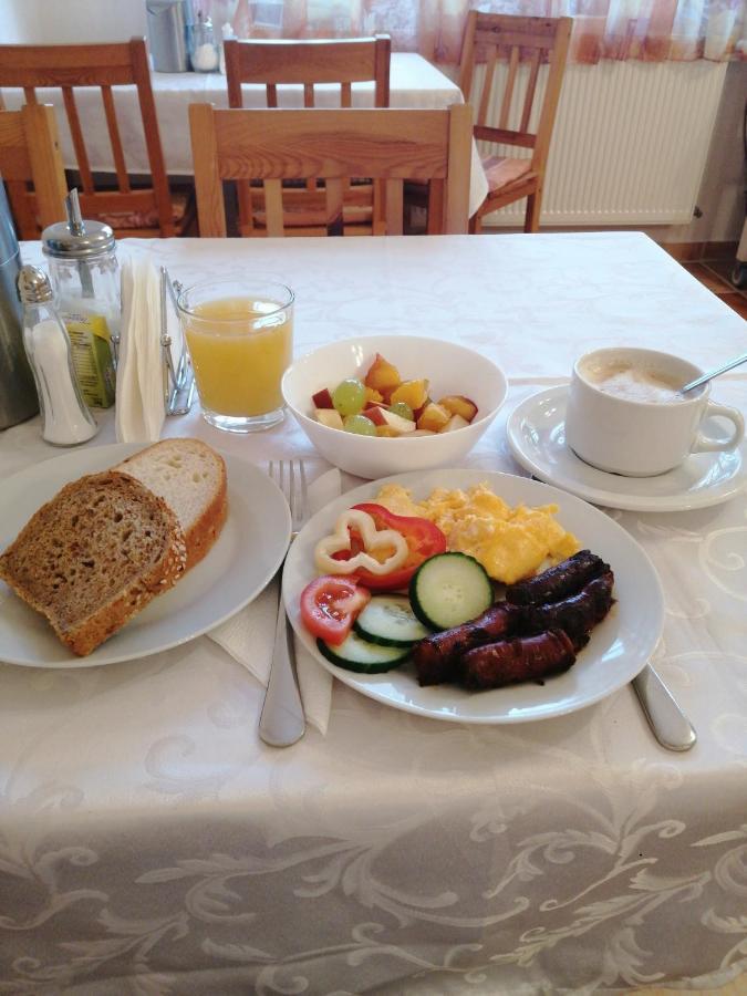 לינה וארוחת בוקר אסטרגום Karpatia Panzio מראה חיצוני תמונה
